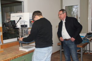 Jugendliche mit Tischbohrmaschine